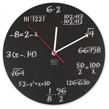  Reloj en forma de pizarron de matemáticas