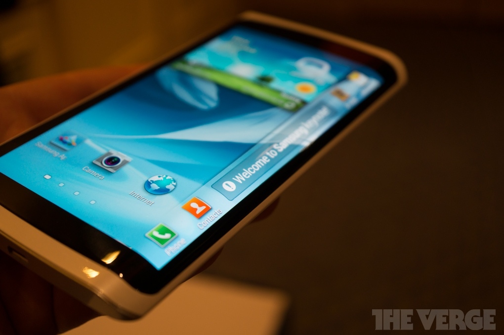  Samsung muestra un teléfono prototipo con pantalla flexible OLED