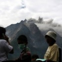  Hacen erupción volcanes en Indonesia