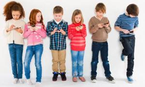 size1_55463_175339-children-using-smartphone