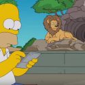  Mira a Homero Simpson jugar Pokémon Go